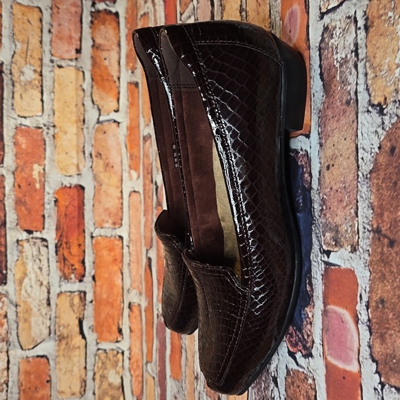 Clark's Timeless Fark Brown Crocodile Pattent Leather Slip On Loafer Size 9W - Picture 3 of 7